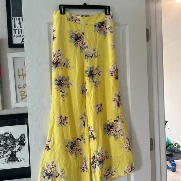 Anthropologie Feather Bone Talese Yellow Floral Cropped Flares Size 4 - Picture 6 of 12